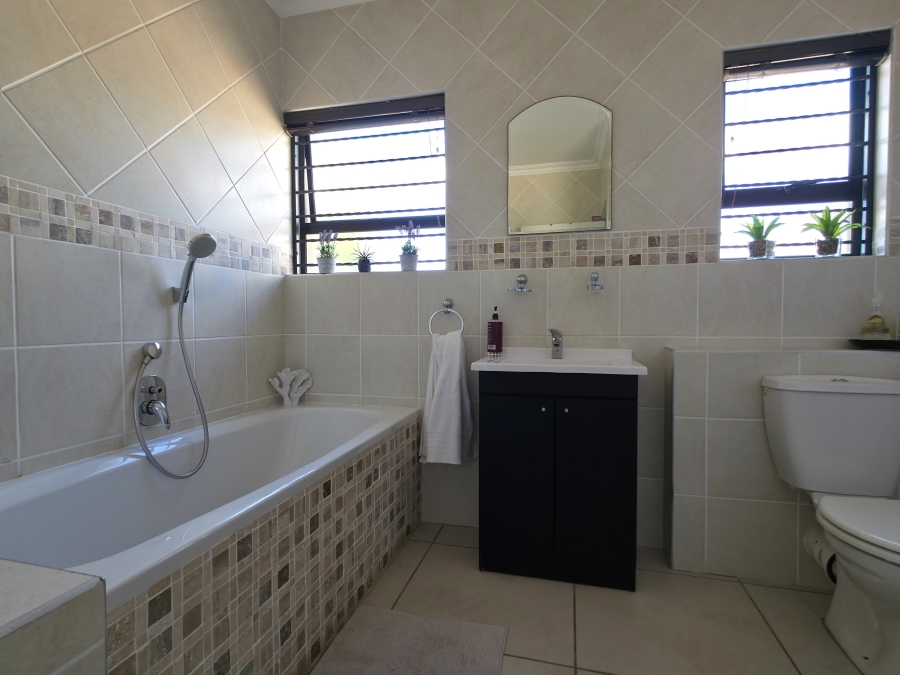 5 Bedroom Property for Sale in Wavecrest Eastern Cape